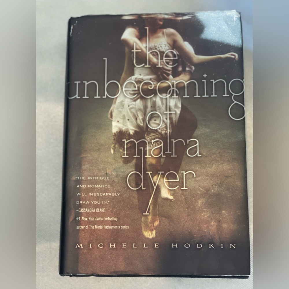 The Unbecoming of Mara Dyer Book